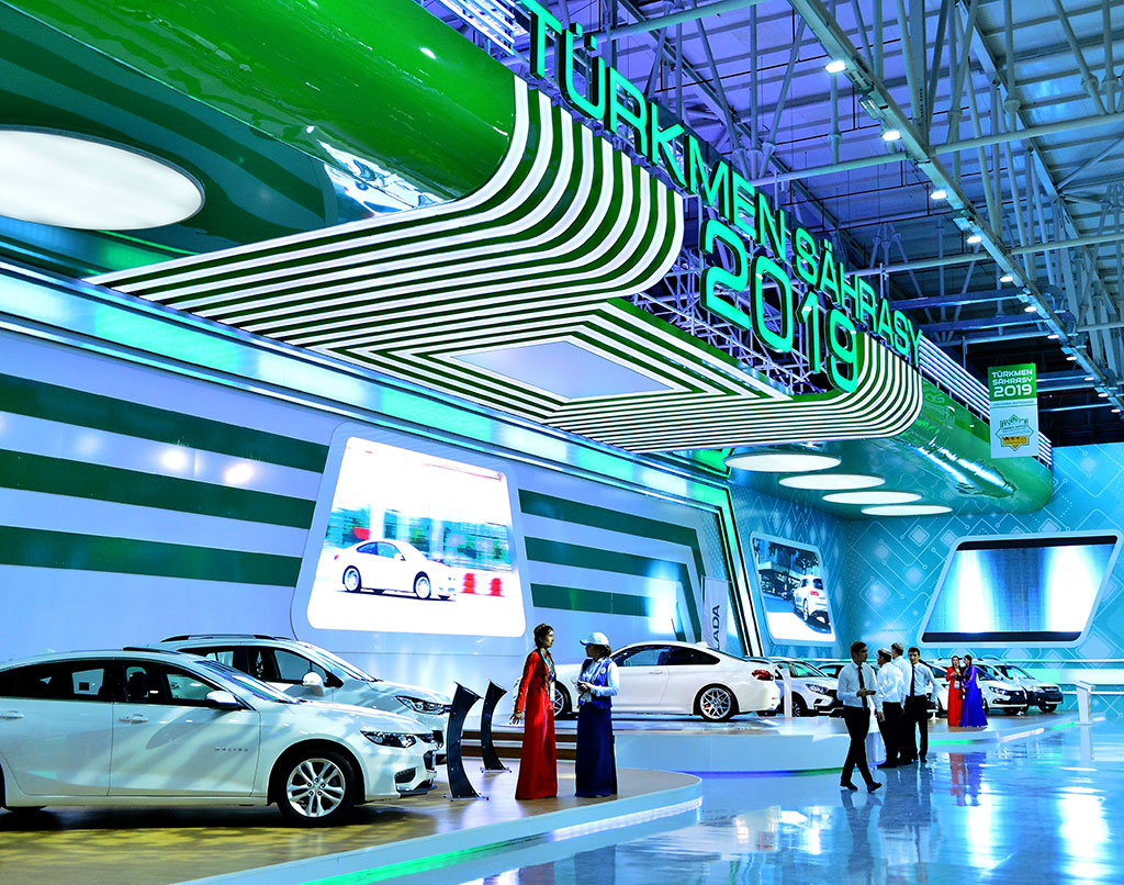 The President of Turkmenistan and high-rank guests visit innovations and motor exhibitions