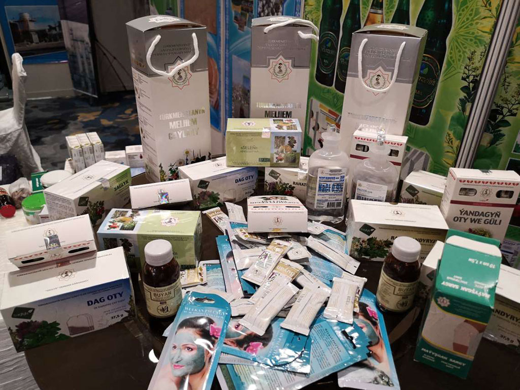 Exhibition of Turkmen export goods is opened in Singapore 