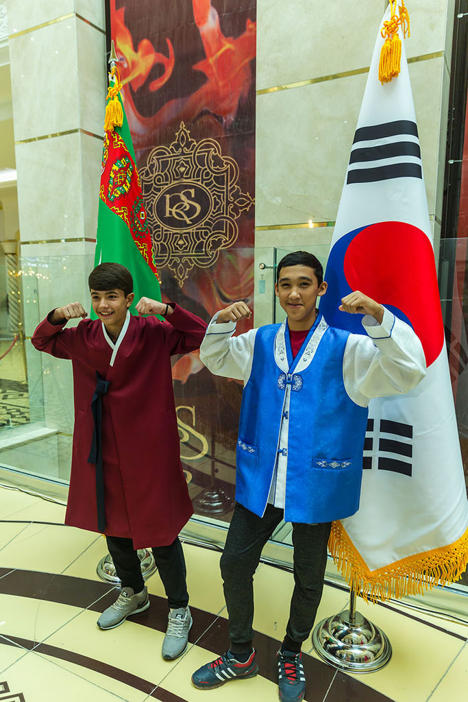 Ашхабадцы примерили корейский традиционный костюм – ханбок 