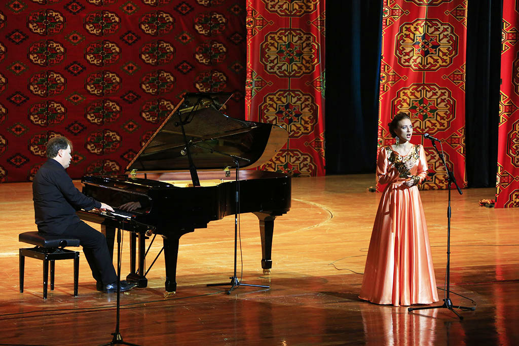 Russian Virtuoso Pianist Yuri Bogdanov Gives Concert in Ashgabat