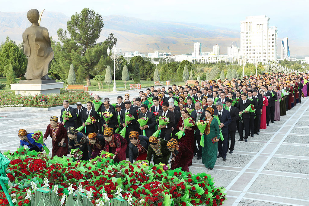Türkmenistanyň Prezidenti Garaşsyzlyk binasyna gül goýmak çäresine gatnaşdy
