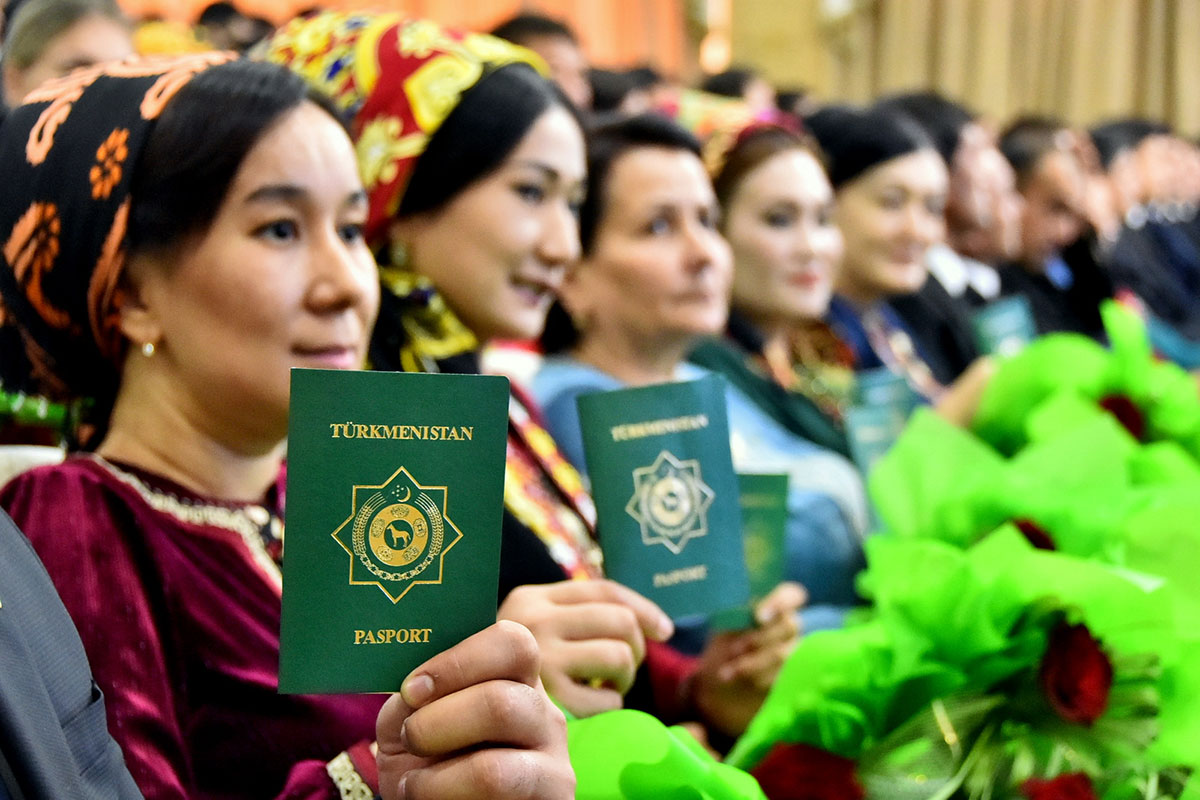 New citizens of the country receive passprts 