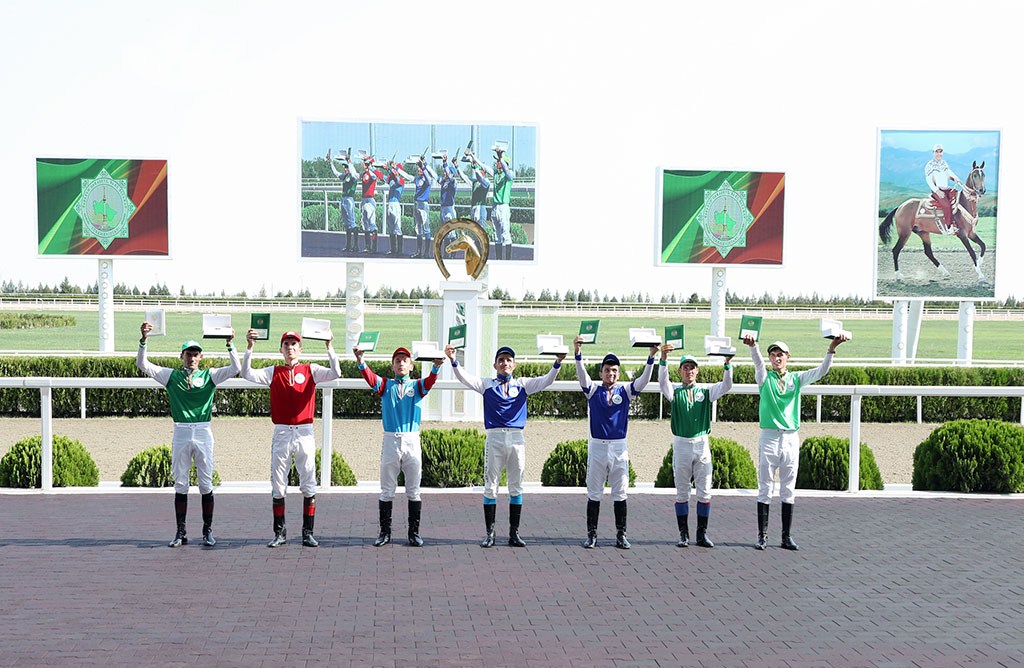 The Prize of the President of Turkmenistan is contested at the celebration races 