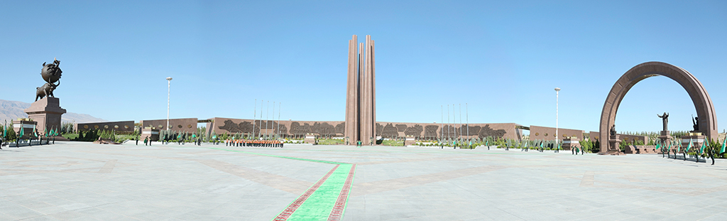 Turkmen leader pays tribute to lost soldiers and victims of Ashgabat earthquake