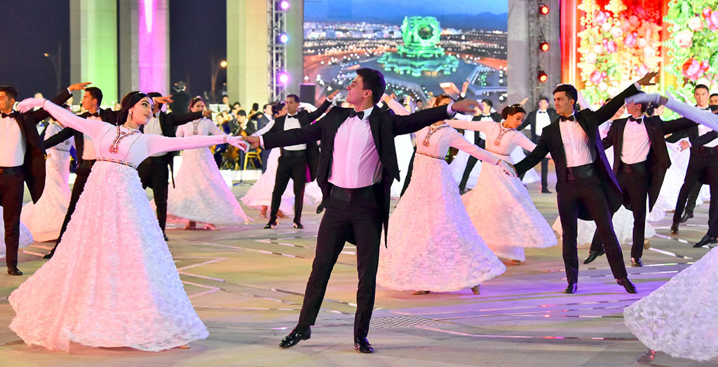 Opera Stars Perform at Viennese Ball in Turkmen Capital 