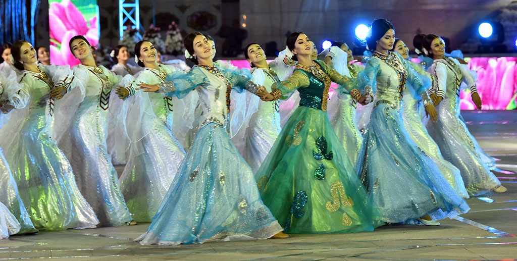 Opera Stars Perform at Viennese Ball in Turkmen Capital 