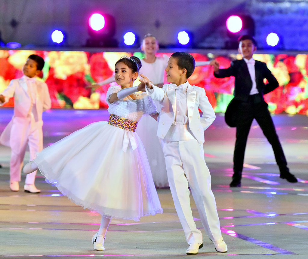 Opera Stars Perform at Viennese Ball in Turkmen Capital 