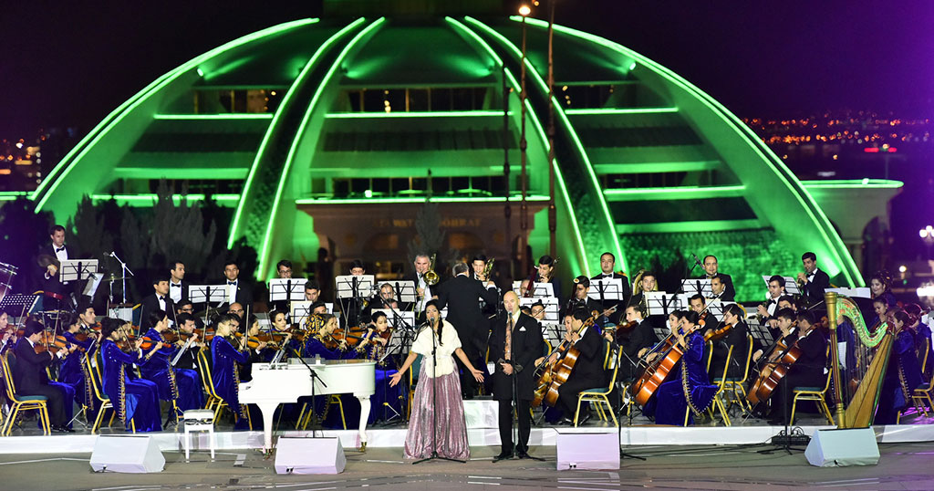 Opera Stars Perform at Viennese Ball in Turkmen Capital 