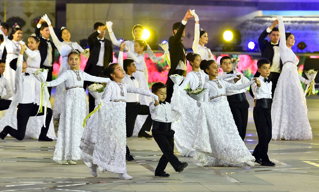 Opera Stars Perform at Viennese Ball in Turkmen Capital 