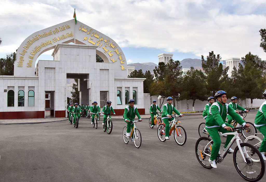 Fosters of Döwletliler köşgi received bicycles as a gift on behalf of the Head of the State