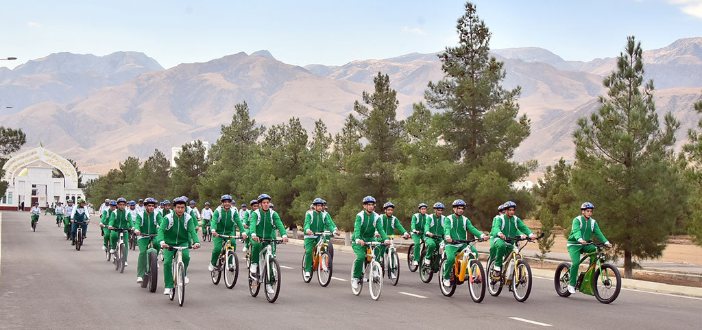 Fosters of Döwletliler köşgi received bicycles as a gift on behalf of the Head of the State