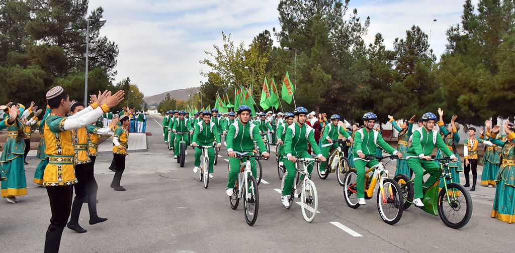 Fosters of Döwletliler köşgi received bicycles as a gift on behalf of the Head of the State