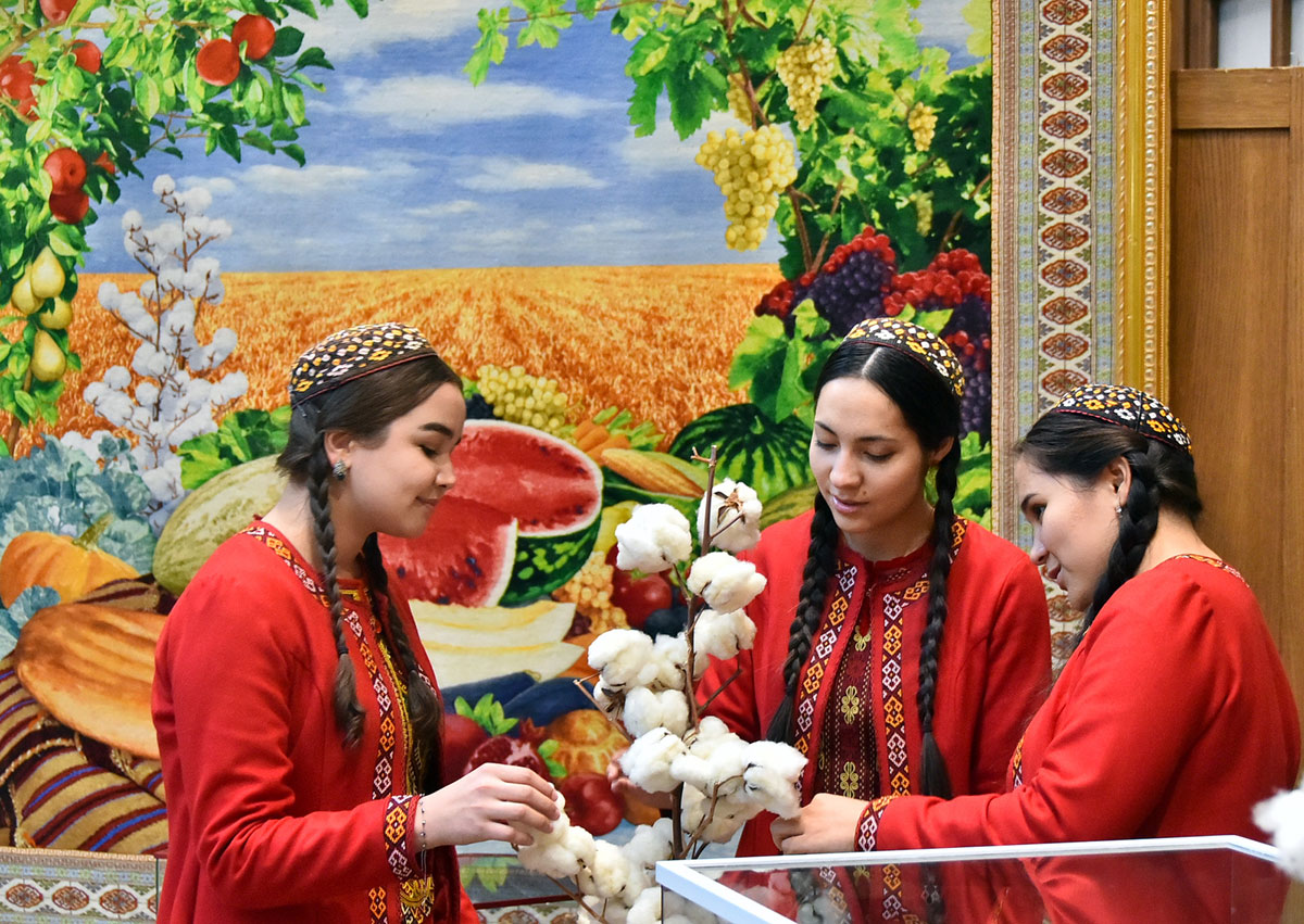 Выставка в честь Праздника урожая: история и современные достижения  