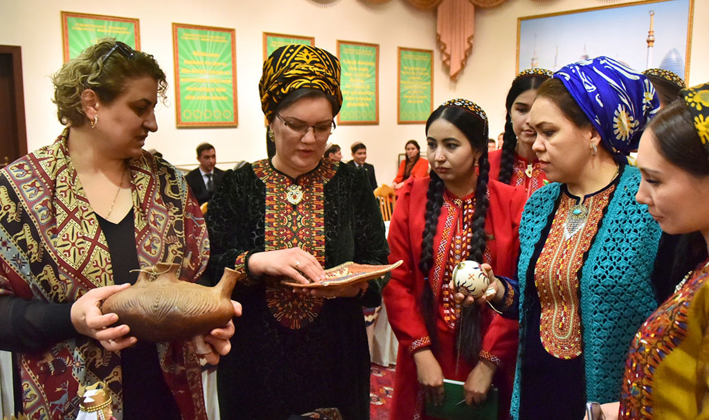 Ermeni halkynyň žiwopis we amaly-haşam sungatynyň eserleriniň sergisi guraldy