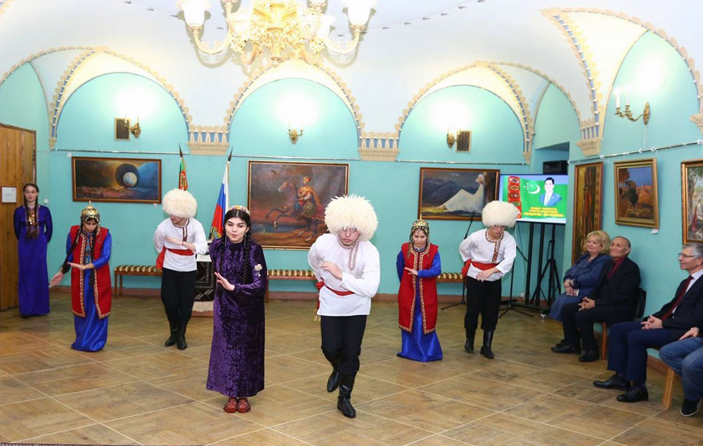 The exposition of Turkmen painters’ works in St. Petersburg