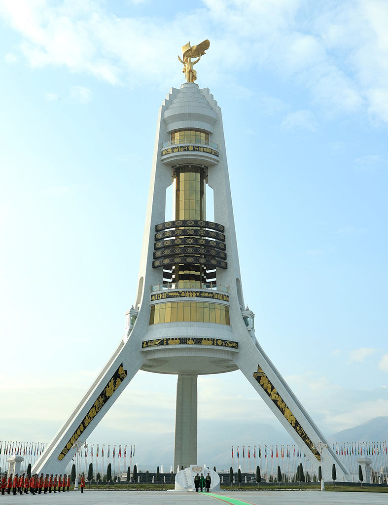 Turkmen leader lays flowers to the Monument of Neutrality