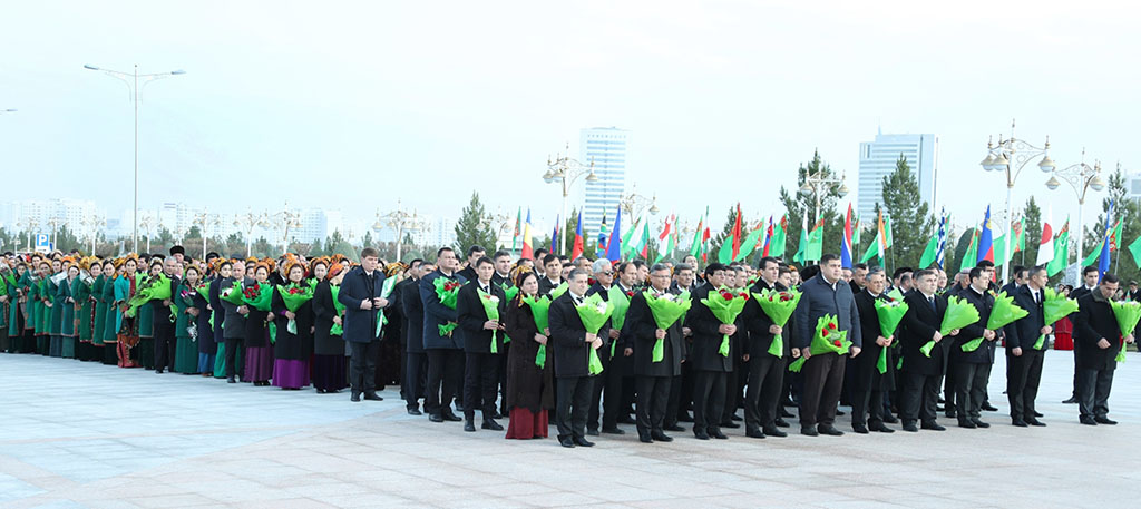 Turkmen leader lays flowers to the Monument of Neutrality