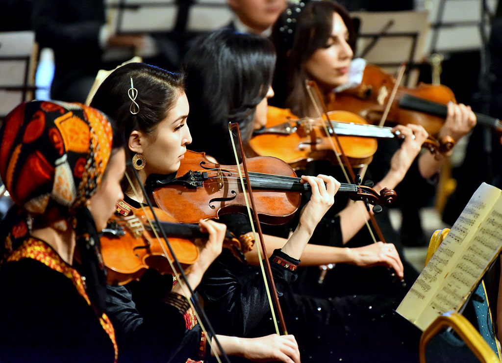 Оркестр под управлением Расула Клычева подарил новогоднее настроение 