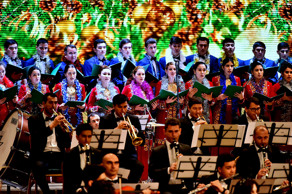 Resul Gylyjowyň ýolbaşçylygyndaky orkestr Täze ýyl konsertini berdi