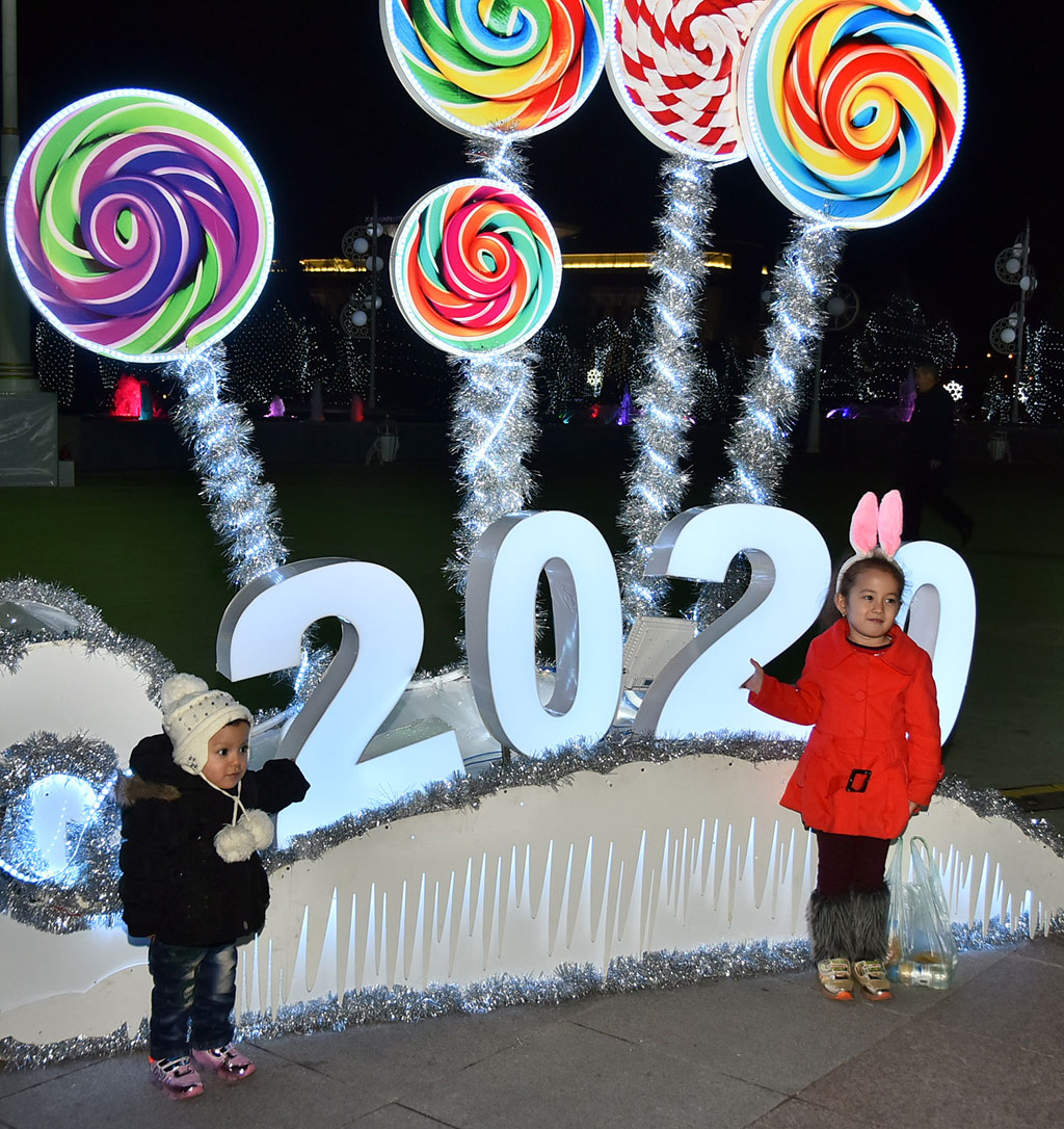 Türkmenistanlylar 2020-nji ýyly geljege bolan uly ynam bilen garşyladylar