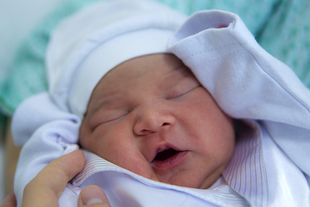 Parents of the first child born in 2020 congratulated on behalf of the Head of the State 