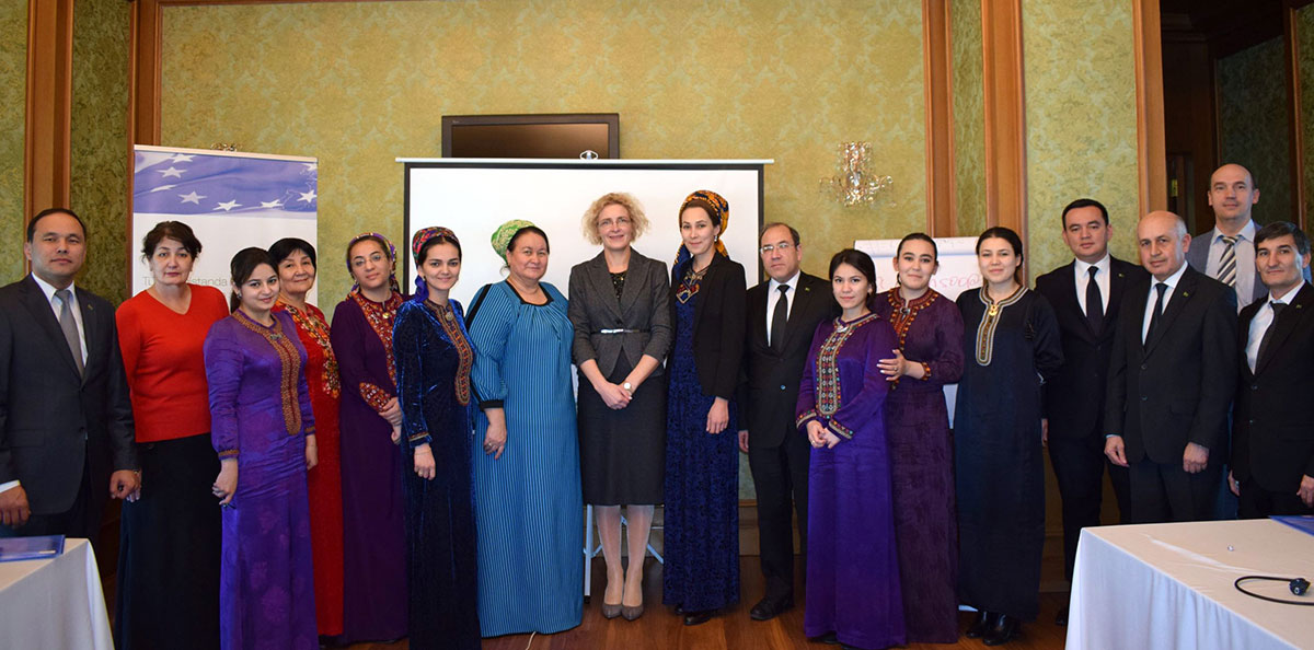 Professor of University of Twente presents innovations in the human resource management system and university education