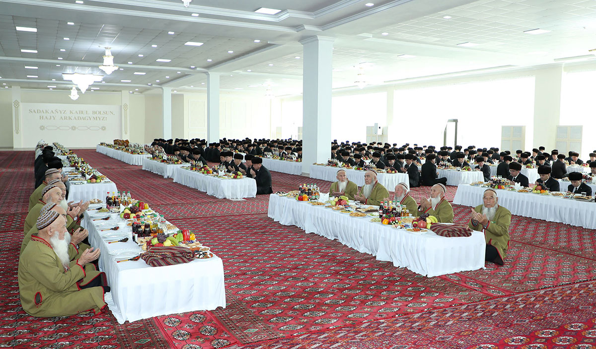 Working trip of the President of Turkmenistan to Mary: ‘sadaka’ in mosque and session of the Government