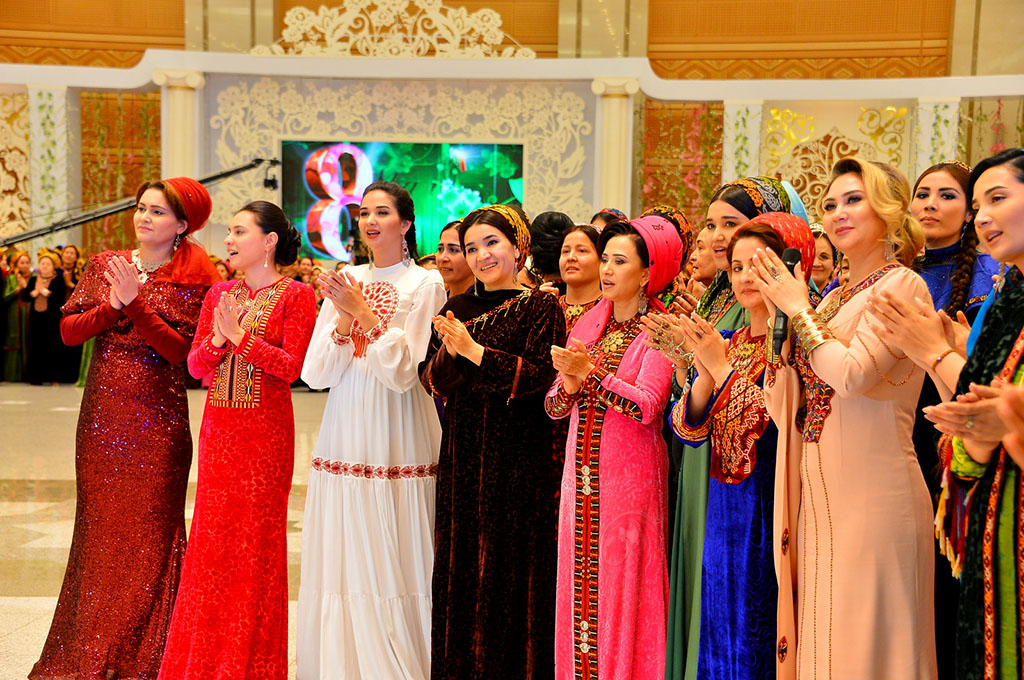 Baýramçylyk konserti: zenanlara bagyşlanan folklor toparlarynyň çykyşlary we estrada aýdymlary 