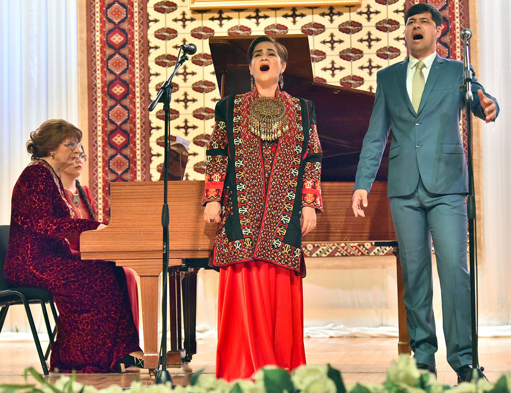 Ýewropa nusgawy aýdym-sazlary, rus ýarmarkasy we türkmen dessany sazlaşykly ýaňlandy