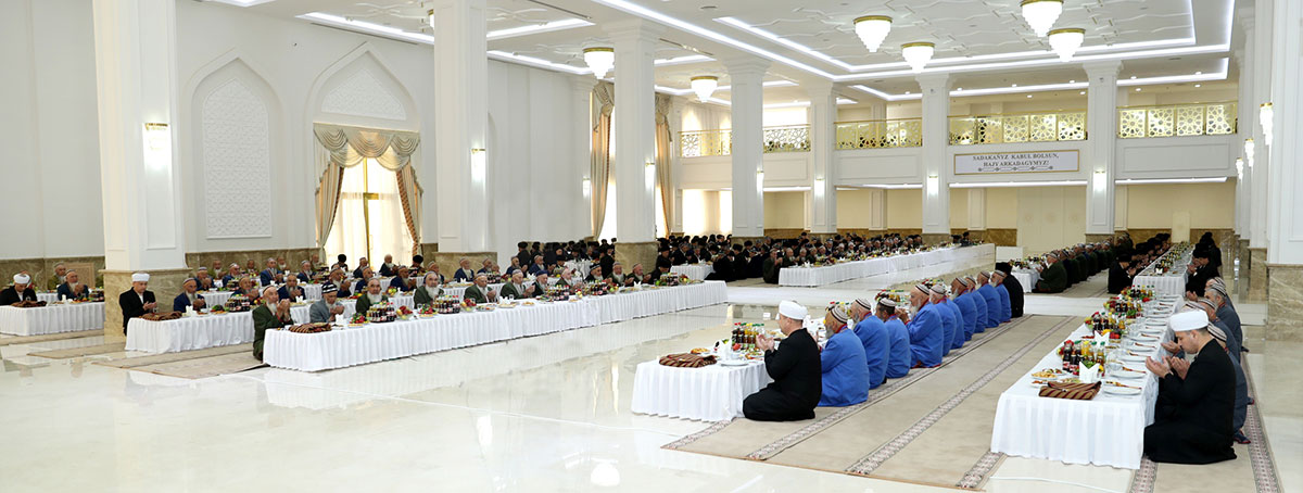 The President of Turkmenistan gives sadaka in the main mosque of Dashoguz Velayat 