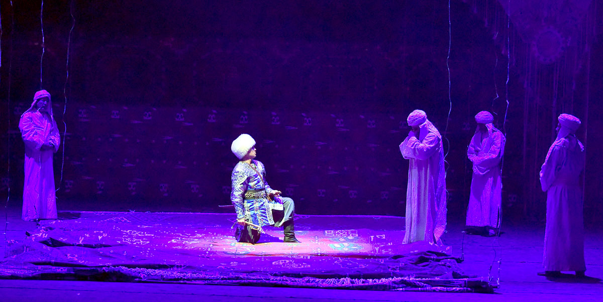 Gyrat hakda rowaýat we Jennet hakda: Baş drama teatry Türkmenistanyň Prezidentiniň kitaby boýunça oýun goýdy 