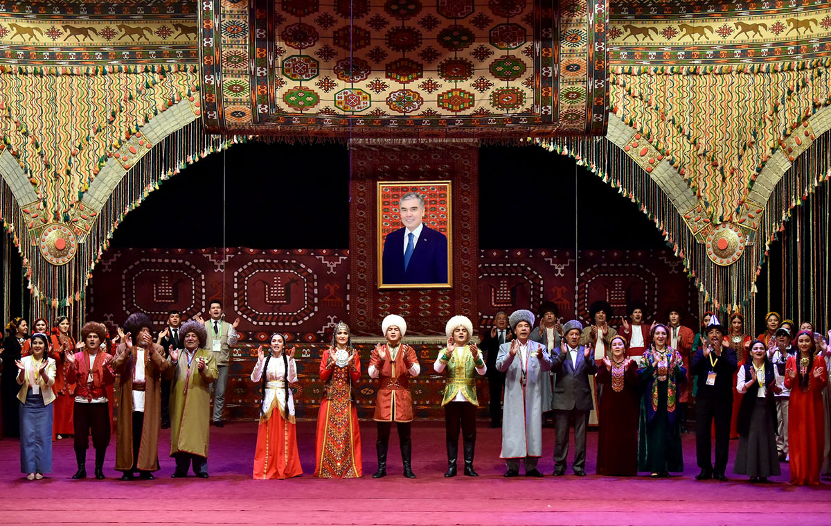 Gyrat hakda rowaýat we Jennet hakda: Baş drama teatry Türkmenistanyň Prezidentiniň kitaby boýunça oýun goýdy 