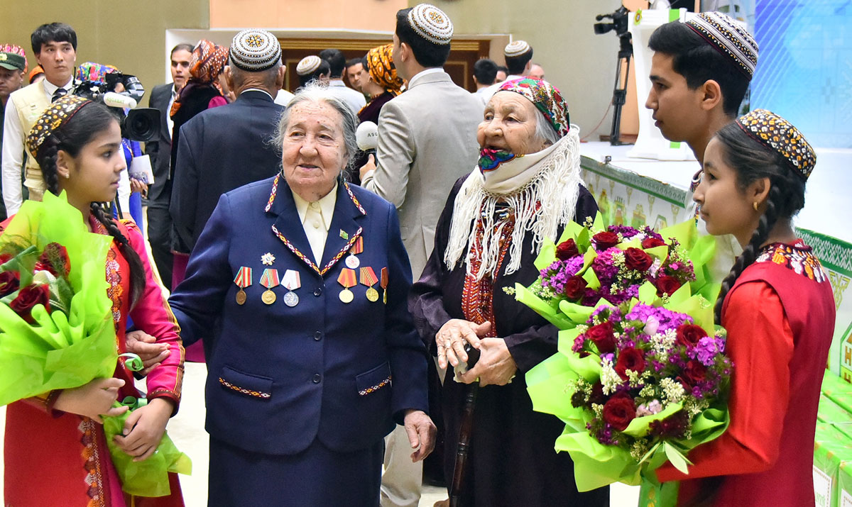 Weteranlara, uruşda wepat bolanlaryň ýanýoldaşlaryna we tylda zähmet çekenlere Beýik Ýeňşiň 75 ýyllygy mynasybetli ýubileý medaly gowşuryldy 