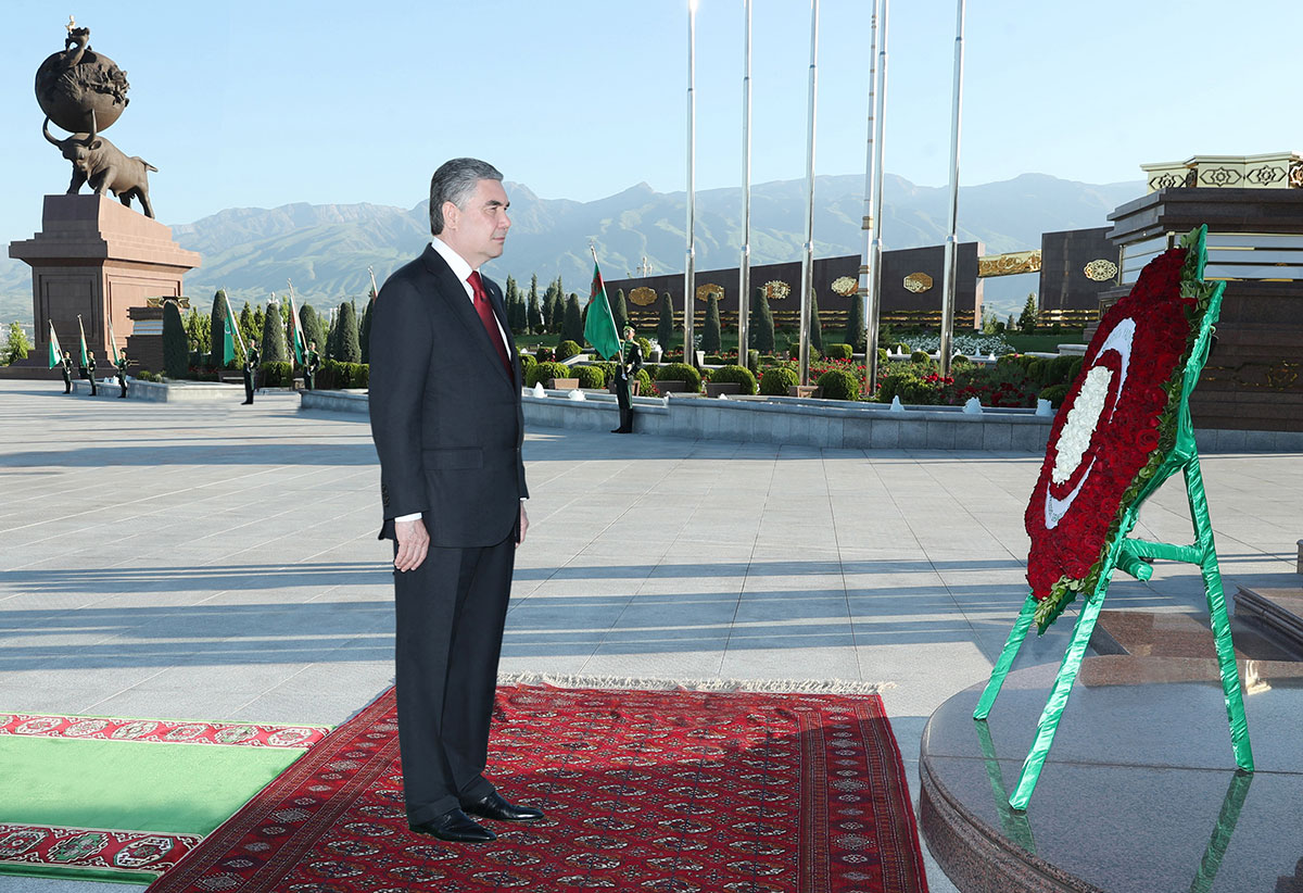Торжества в честь Великой Победы: Боевое знамя времён войны, военный парад и шествие «Бессмертного полка»