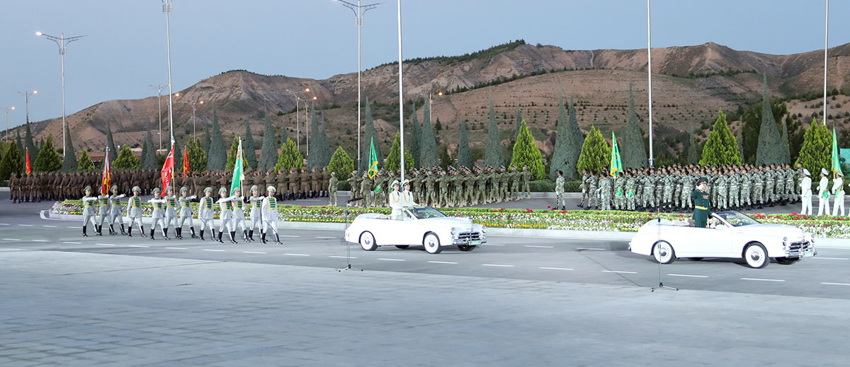 Торжества в честь Великой Победы: Боевое знамя времён войны, военный парад и шествие «Бессмертного полка»