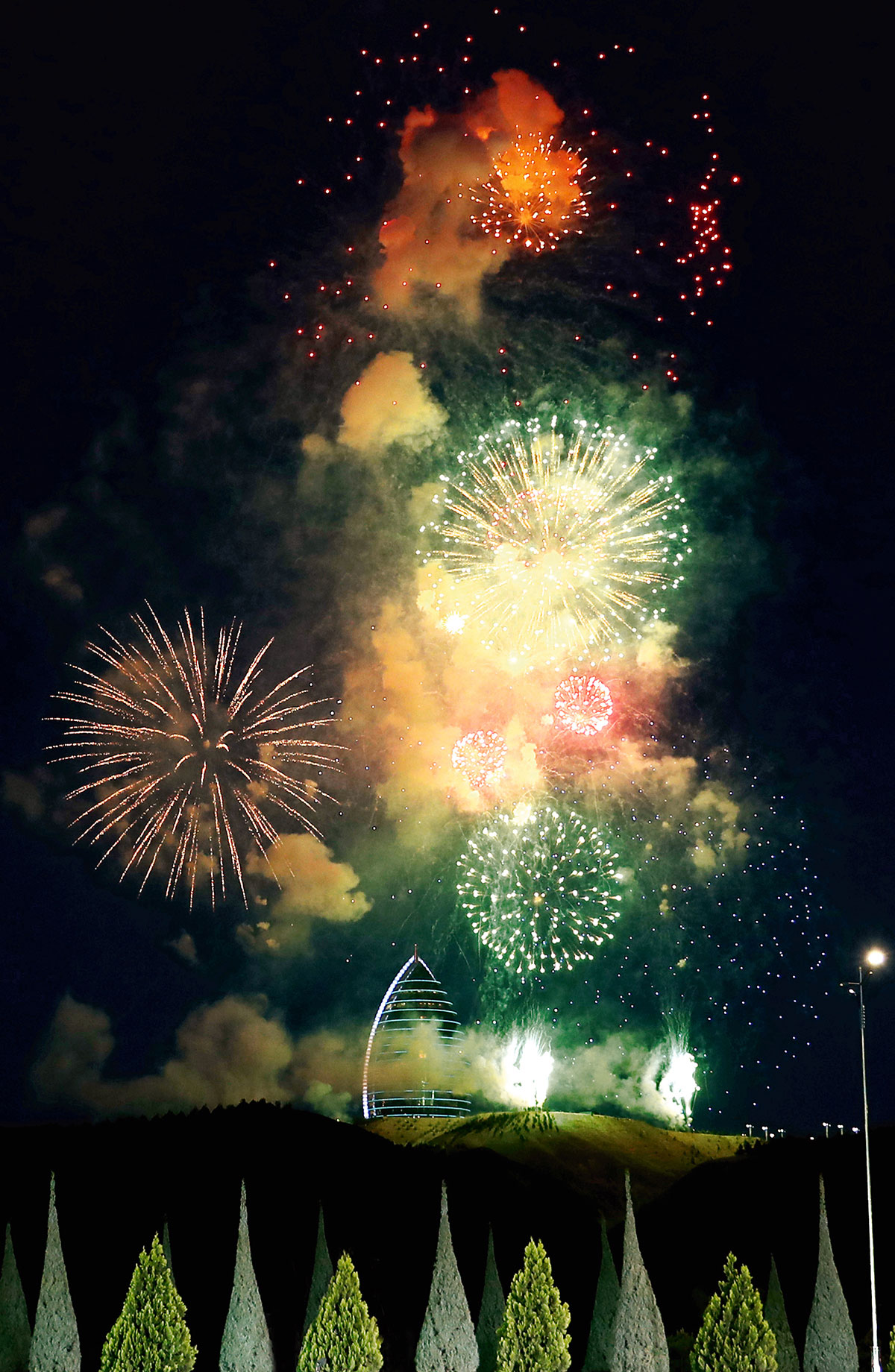 Торжества в честь Великой Победы: Боевое знамя времён войны, военный парад и шествие «Бессмертного полка»