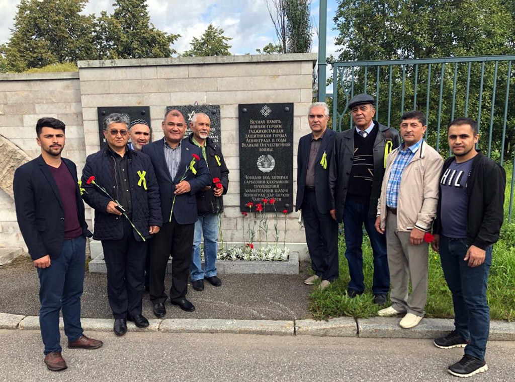 The ceremony of laying flowers to the memorial plate to honour Turkmenistan heroes in Saint Petersburg 
