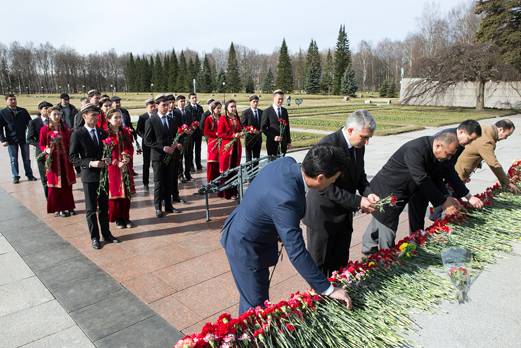 The ceremony of laying flowers to the memorial plate to honour Turkmenistan heroes in Saint Petersburg 
