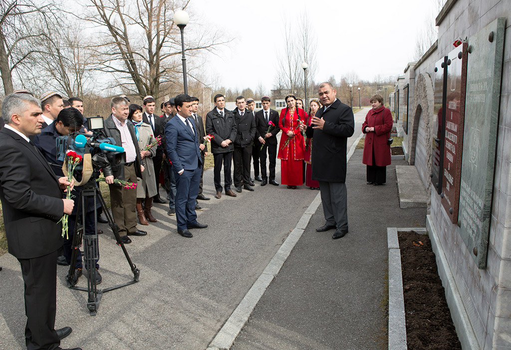 The ceremony of laying flowers to the memorial plate to honour Turkmenistan heroes in Saint Petersburg 