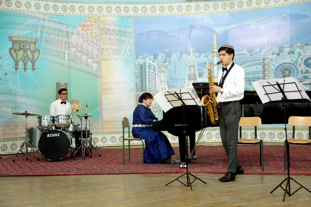 Konserwatoriýanyň talyplary meşhur Jazz  eserlerini  ýerine ýetirdiler	