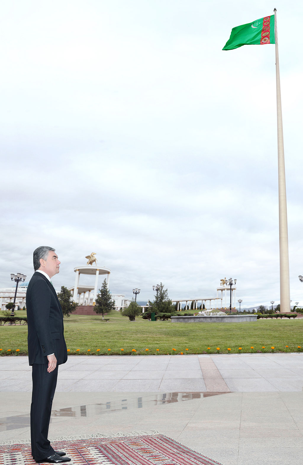 Türkmenistanyň Prezidenti ýurdumyzyň Konstitusiýasynyň we  Döwlet baýdagynyň güni mynasybetli guralan dabaralara gatnaşdy