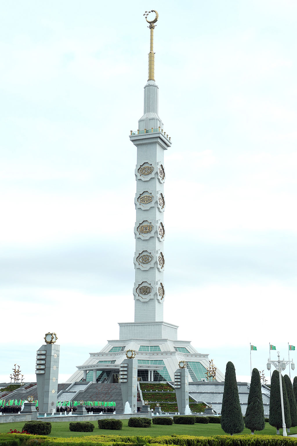 Flower laying ceremony takes place on occasion of the Constitution and State Flag Day