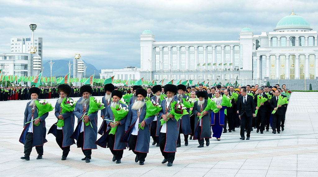 Flower laying ceremony takes place on occasion of the Constitution and State Flag Day