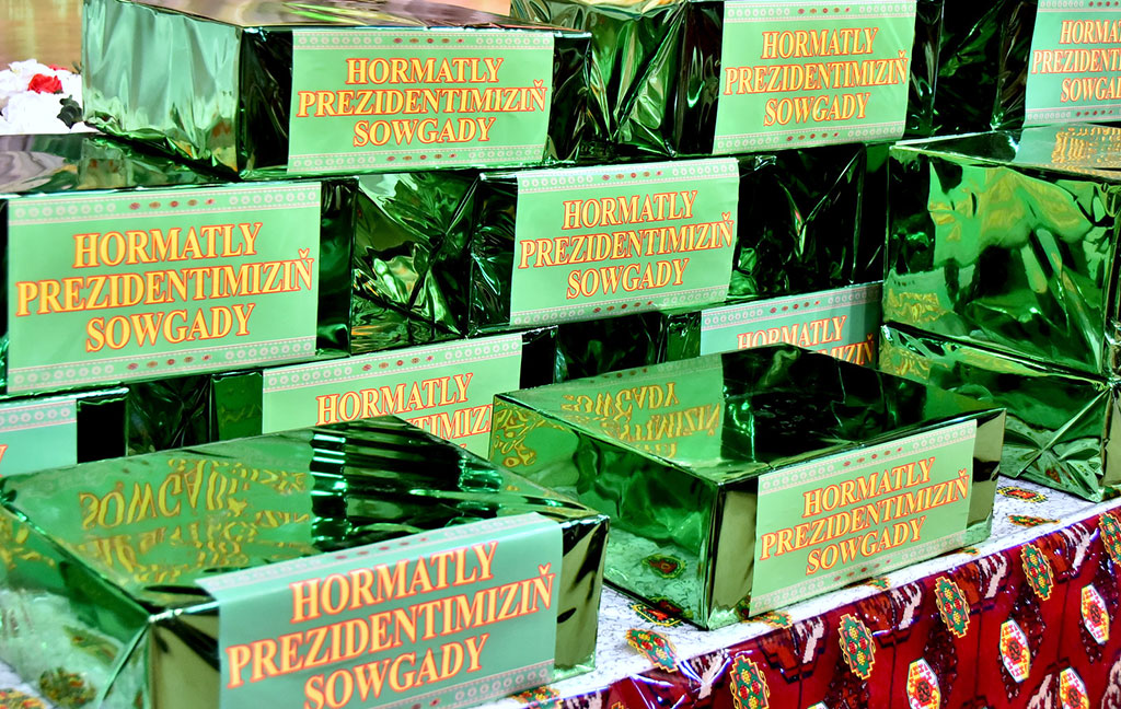 Fosters of Döwletliler köşgi receive sweet gifts