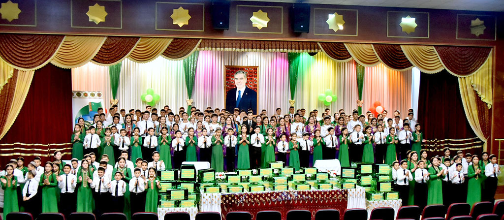 Fosters of Döwletliler köşgi receive sweet gifts