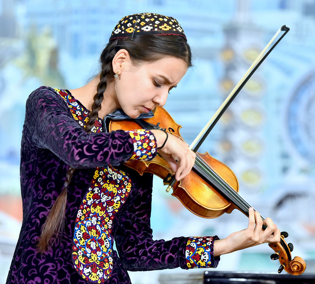 Aybolek Mukhieva Performs Benjamin Britten’s Violin Concerto