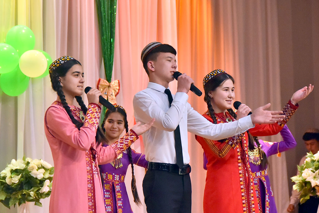 Döwletliler köşgünde terbiýelenýän çagalara süýji tagamly sowgatlar gowşuryldy