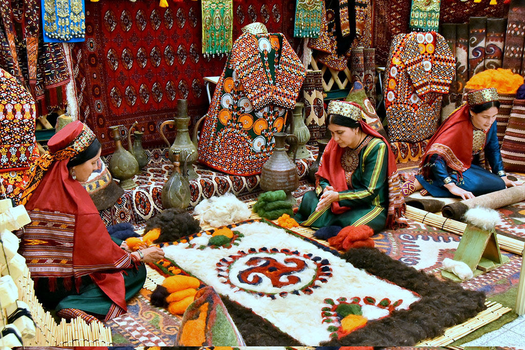 Honouring ceremony of personnel of carpet making facilities of the country is held 