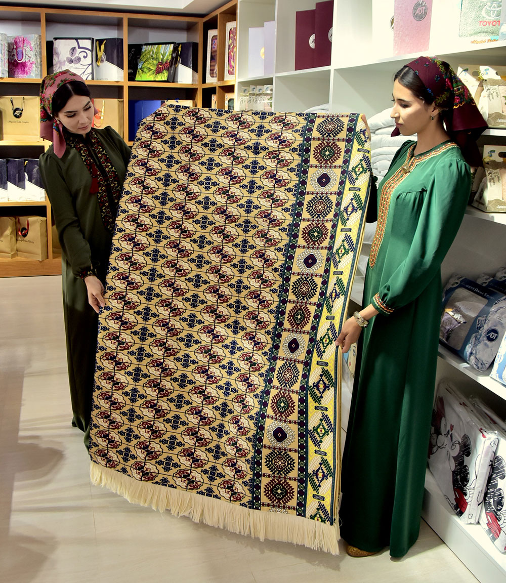 Production of leading textile facilities of the country presented in new shopping network 