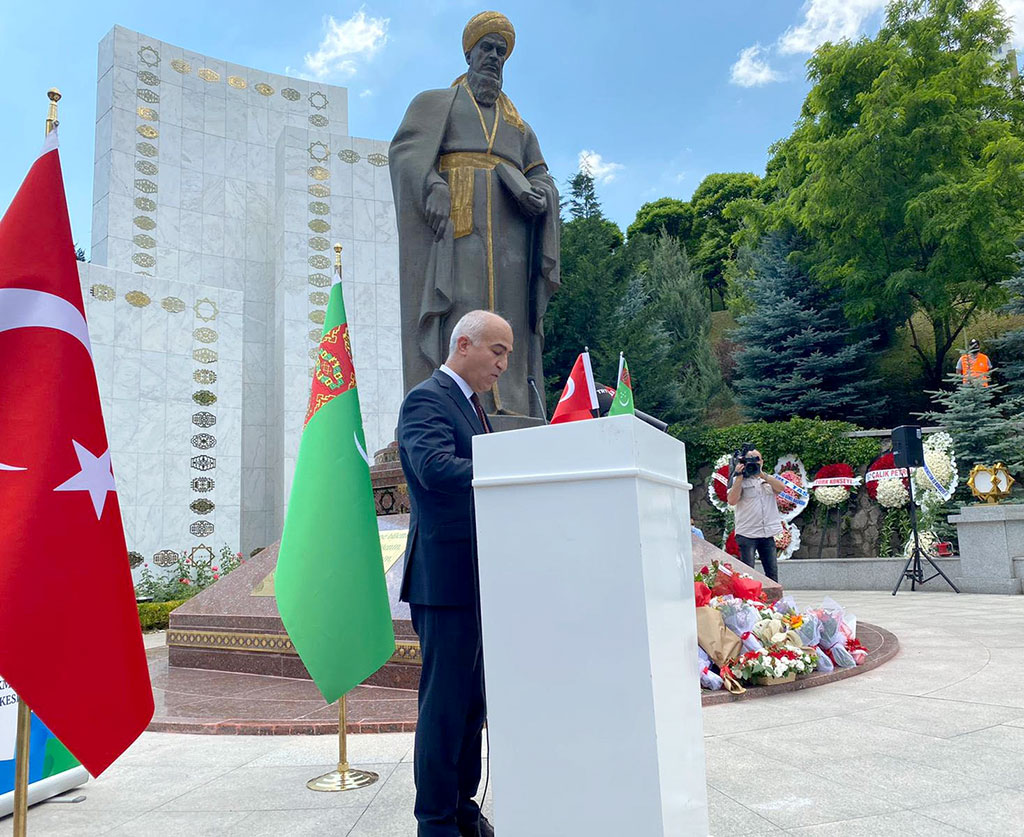 Ankarada Magtymguly Pyragynyň ýadygärligine gül goýmak dabarasy boldy